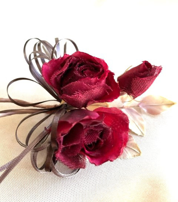 手染め花　　真紅のバラオーガンジー（コサージュ）　　フォーマル・カジュアルに・パーティー・お出かけ・髪飾りなどに・・・ 3枚目の画像