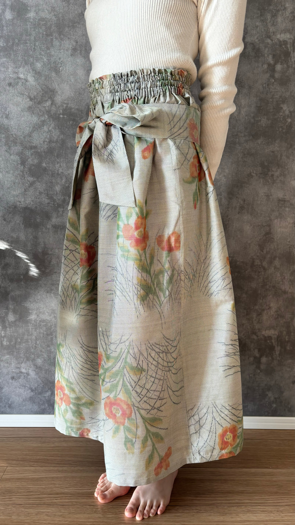 【一点モノ】大島紬 着物リメイク ギャザー スカート & スヌード 〜 四季 で心地良い 上質 絹 100% 〜 the and Oshima with is for skirt Tsumugi of 一点モノ 大島紬 着物リメイク ギャザー スカート スヌード 四季 で心地良い 上質 100% 65cm made gathered an pattern It has elastic waist also snood by same your are rubber circumference