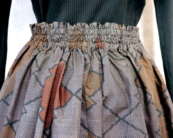 【一点モノ】大島紬 着物リメイク ギャザー スカート & スヌード 〜 四季 で心地良い 上質 絹 100% 〜 and the with is for skirt of Oshima Tsumugi 一点モノ 大島紬 着物リメイク ギャザー スカート スヌード 四季 で心地良い 上質 100% 66cm made gathered pattern elastic waist also snood by same your are rubber circumference