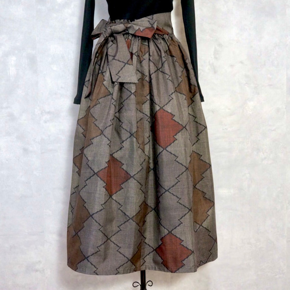 【一点モノ】大島紬 着物リメイク ギャザー スカート & スヌード 〜 四季 で心地良い 上質 絹 100% 〜 and the with is for skirt of Oshima Tsumugi 一点モノ 大島紬 着物リメイク ギャザー スカート スヌード 四季 で心地良い 上質 100% 66cm made gathered pattern elastic waist also snood by same your are rubber circumference