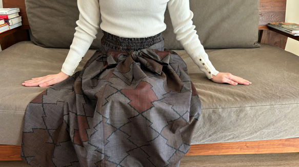 【一点モノ】大島紬 着物リメイク ギャザー スカート & スヌード 〜 四季 で心地良い 上質 絹 100% 〜 and the with is for skirt of Oshima Tsumugi 一点モノ 大島紬 着物リメイク ギャザー スカート スヌード 四季 で心地良い 上質 100% 66cm made gathered pattern elastic waist also snood by same your are rubber circumference