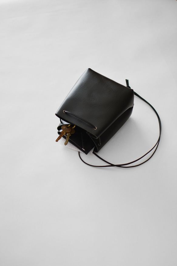ミニショルダーバッグ 一枚革仕立て 本革 日本製レザー [MOLVAR] 3枚目の画像