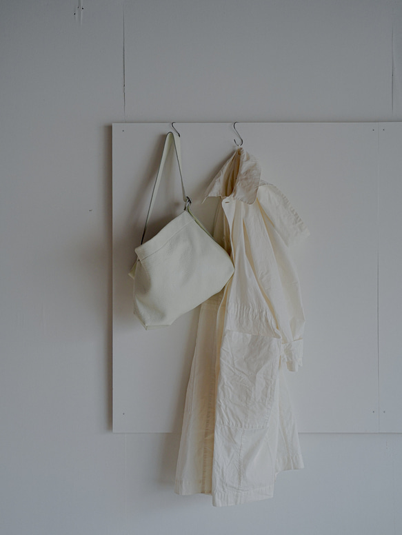 ショルダーバッグ 一枚革仕立て 本革 イタリアンレザー [MOLVAR]                                     《入荷予定について》入荷情報や販売開始日時はインスタグラム @molvar.jp で随時お知らせしておりますのでよろしけれ X2528223960(19250円)