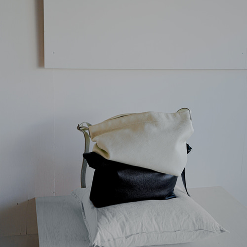 本革 ショルダーバッグ イタリアンレザー 一枚革仕立て [MOLVAR