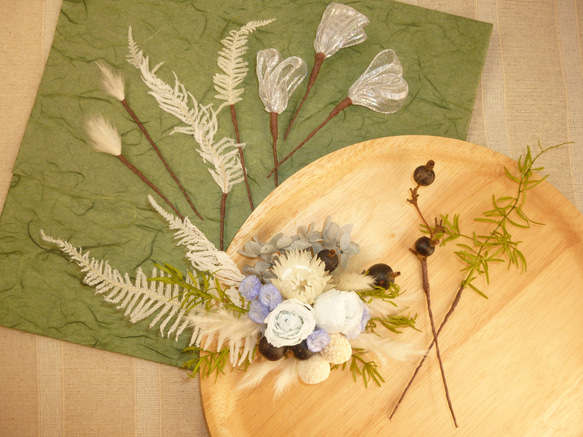 プリザの髪飾り（コサージュ）パーツ付き（ブルー・ホワイト系）バラ　白花材のみの製作可能 2枚目の画像