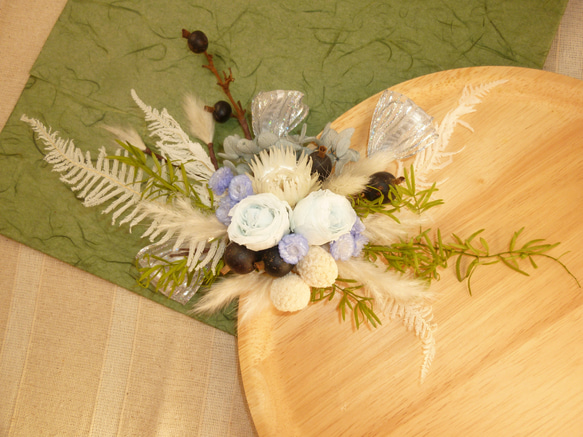 プリザの髪飾り（コサージュ）パーツ付き（ブルー・ホワイト系）バラ　白花材のみの製作可能 1枚目の画像