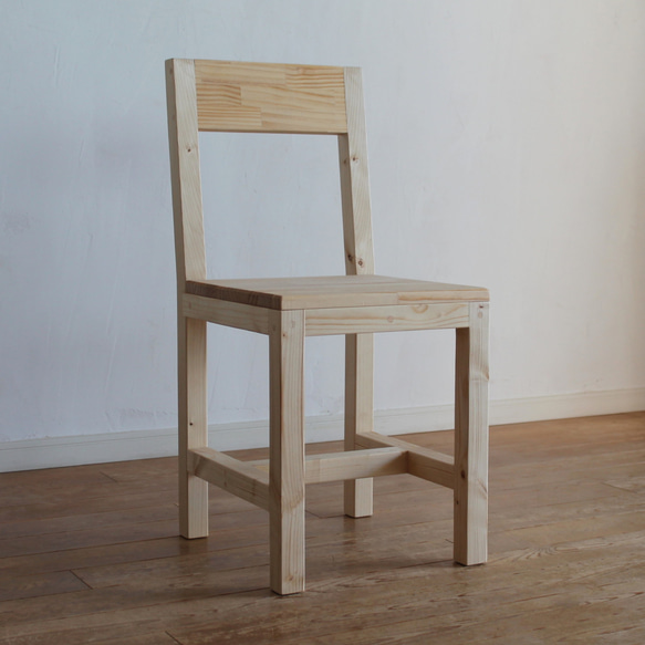 端正な椅子 2枚目の画像