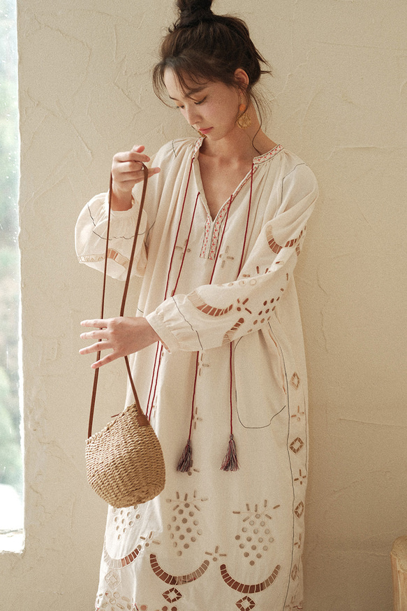 春夏　フランスゆったりカットアウト刺繍長袖ドレス　海辺のデザインセンスルーズタッセルネクタイニッチロングスカート 6枚目の画像