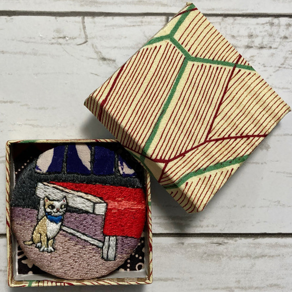 手刺繍オリジナルブローチ＊茶屋の猫 2枚目の画像