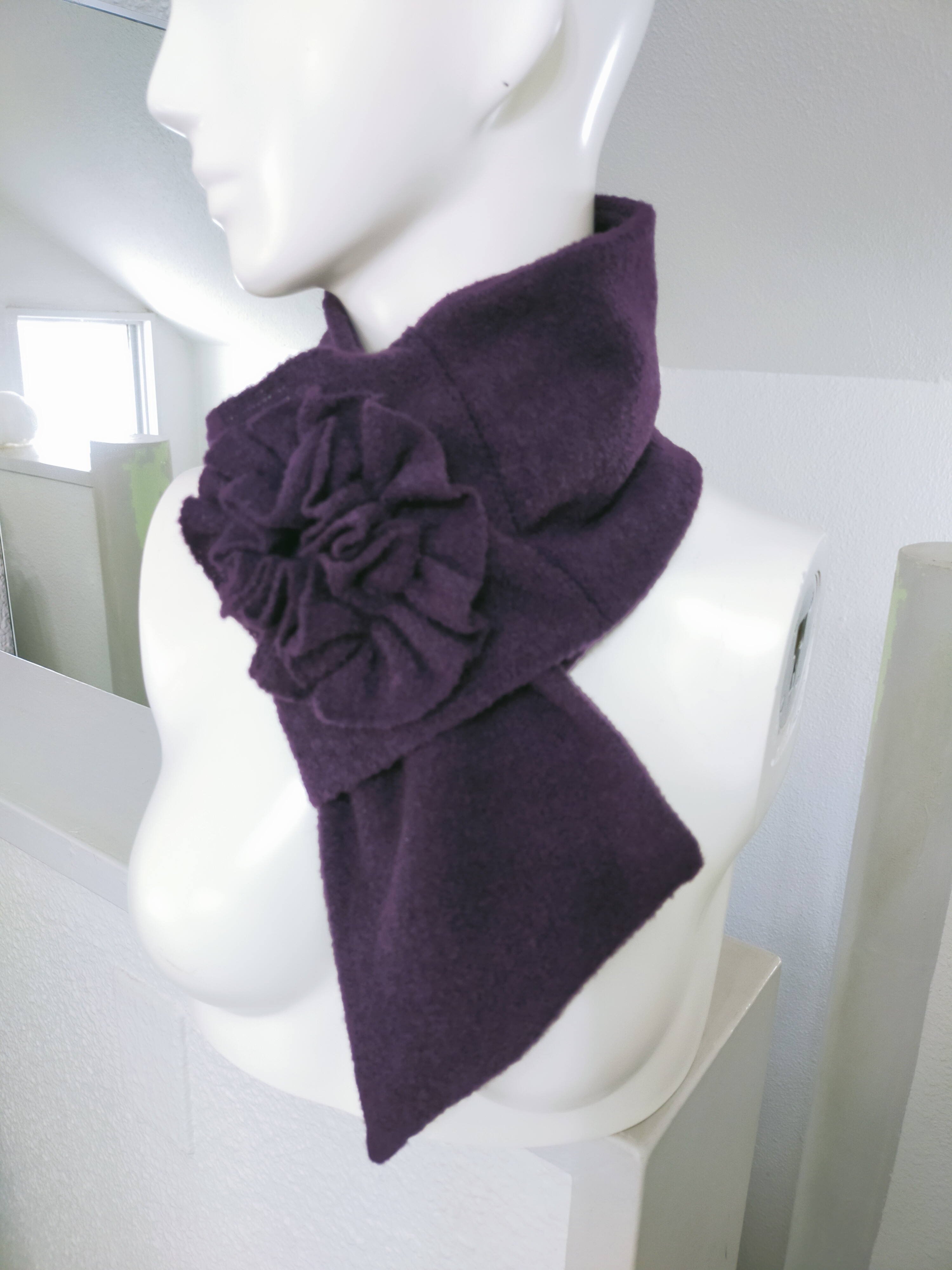 柔らかくてふわふわのニットミニマフラー　お花　パープル