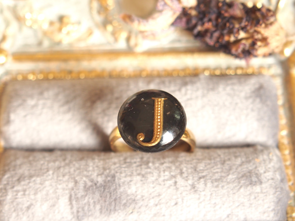 "J"と"K"のゴールドとブラックのヴィンテージカボションのリング（K16GP） 2枚目の画像