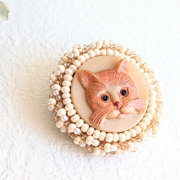 猫のブローチ　猫　刺繍　ビーズ刺繍　誕生日  2way 帯留めコンバーター  母の日　母の日ギフト　プレゼント 4枚目の画像