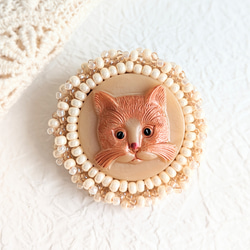 猫のブローチ　猫　刺繍　ビーズ刺繍　誕生日  2way 帯留めコンバーター  母の日　母の日ギフト　プレゼント 2枚目の画像