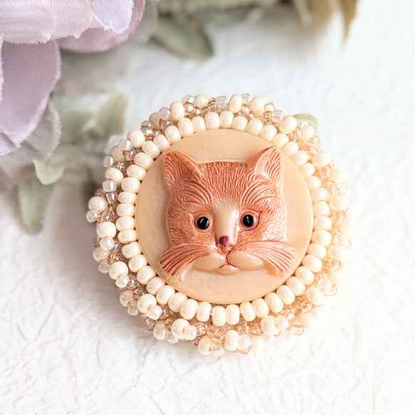 猫のブローチ　猫　刺繍　ビーズ刺繍　誕生日  2way 帯留めコンバーター  母の日　母の日ギフト　プレゼント 1枚目の画像