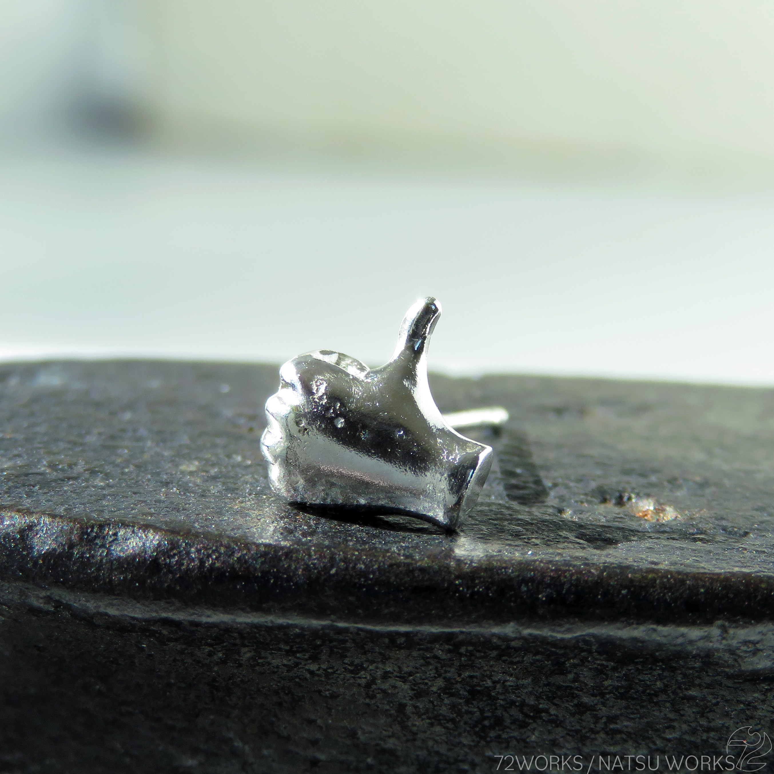 手のピアス LIKE / HAND ear piercings