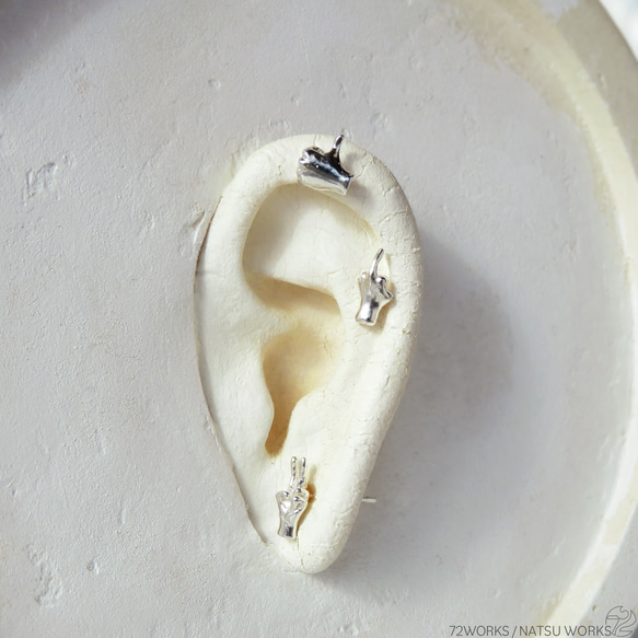 手のピアス PEACE / HAND ear piercings 4枚目の画像
