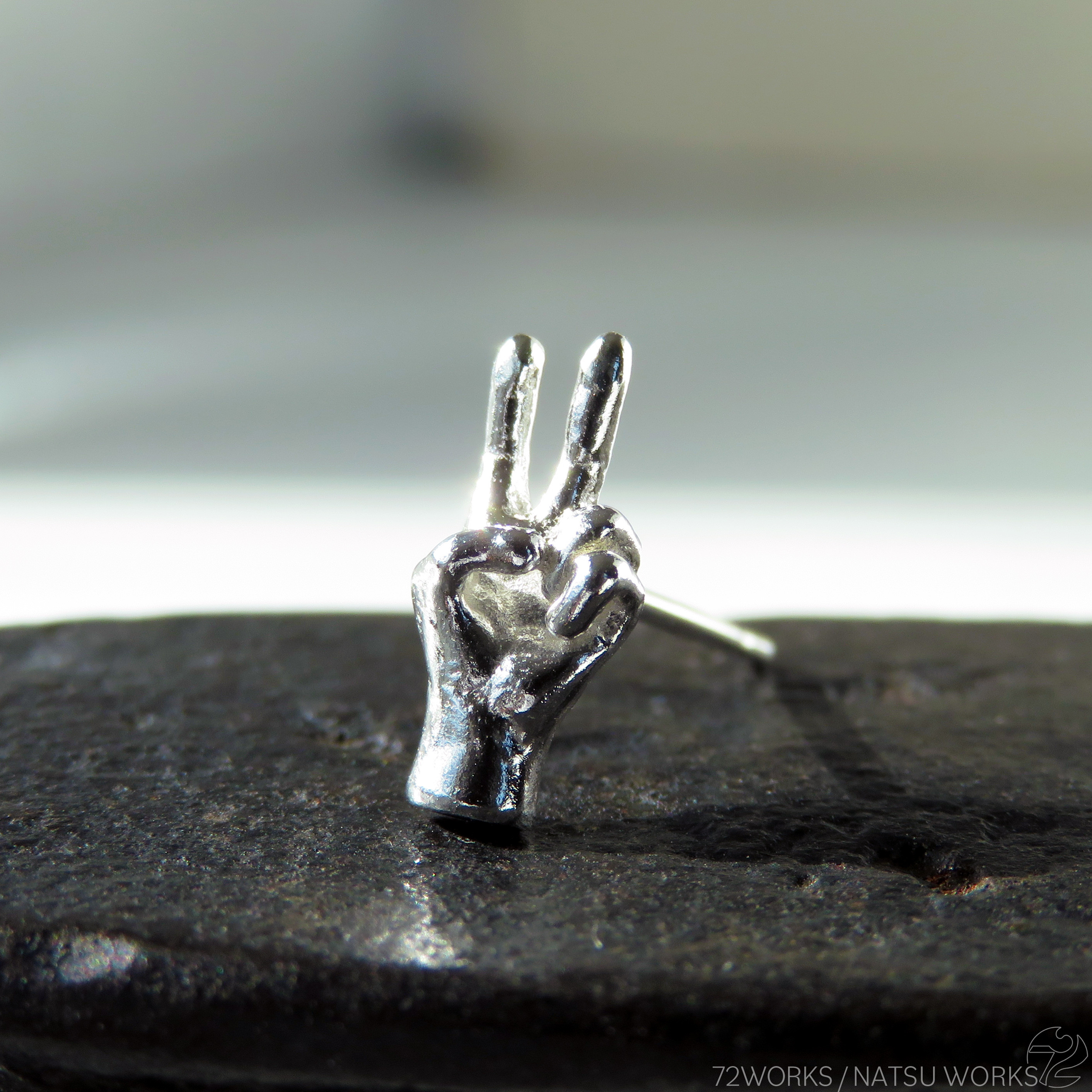 手のピアス PEACE / HAND ear piercings