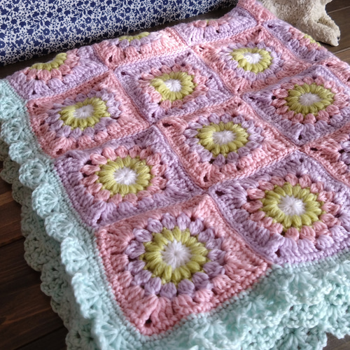 手編みモチーフゆめかわ色のブランケット（ひざ掛け・おくるみ・ベビー
