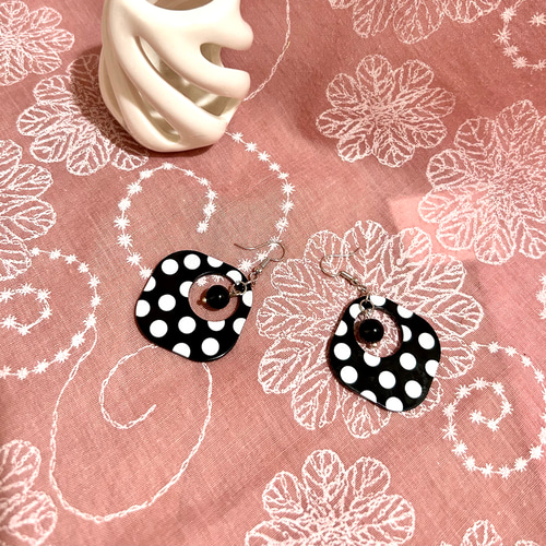 379»◤完売しました◢白黒水玉模様ピアス ピアス（フック