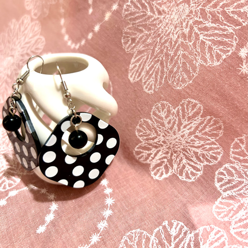 超大特価 379»◤完売しました◢白黒水玉模様ピアス ピアス（フック ピアス