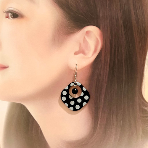 379»◤完売しました◢白黒水玉模様ピアス ピアス（フック