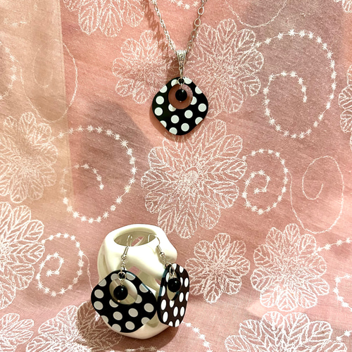 379»◤完売しました◢白黒水玉模様ピアス ピアス（フック