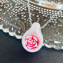 薔薇のとんぼ玉ペンダント　レッド　ガラスネックレス 4枚目の画像