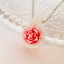 薔薇のとんぼ玉ペンダント　レッド　ガラスネックレス 2枚目の画像