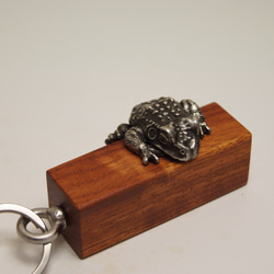 カエル　花梨（木材）ピューター（金属）キーホルダー、バッグチャーム，置物 2枚目の画像