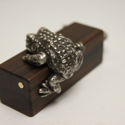 カエル　シャム柿（木材）ピューター（金属）キーホルダー、バッグチャーム，置物 5枚目の画像