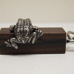 カエル　シャム柿（木材）ピューター（金属）キーホルダー、バッグチャーム，置物 7枚目の画像