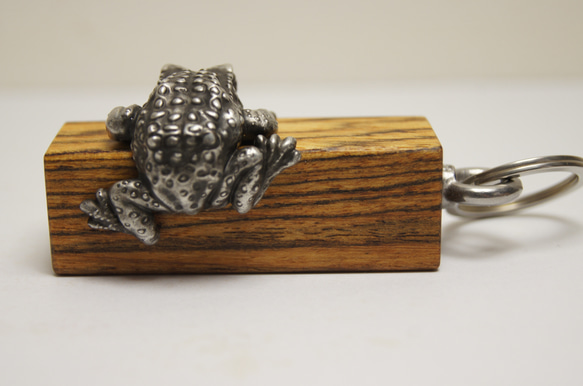 カエル　ボコーテ（木材）ピューター（金属）キーホルダー、バッグチャーム，置物 6枚目の画像