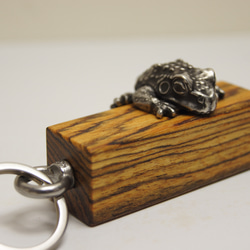 カエル　ボコーテ（木材）ピューター（金属）キーホルダー、バッグチャーム，置物 2枚目の画像