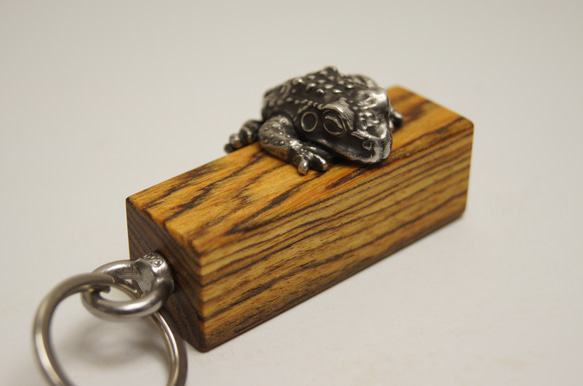 カエル　ボコーテ（木材）ピューター（金属）キーホルダー、バッグチャーム，置物 1枚目の画像