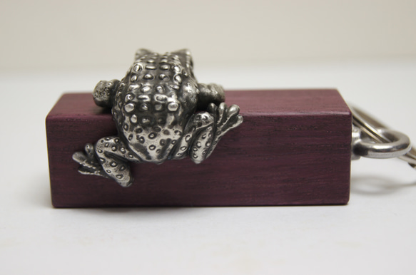 カエル　パープルハート（木材）ピューター（金属）キーホルダー、バッグチャーム，置物 6枚目の画像