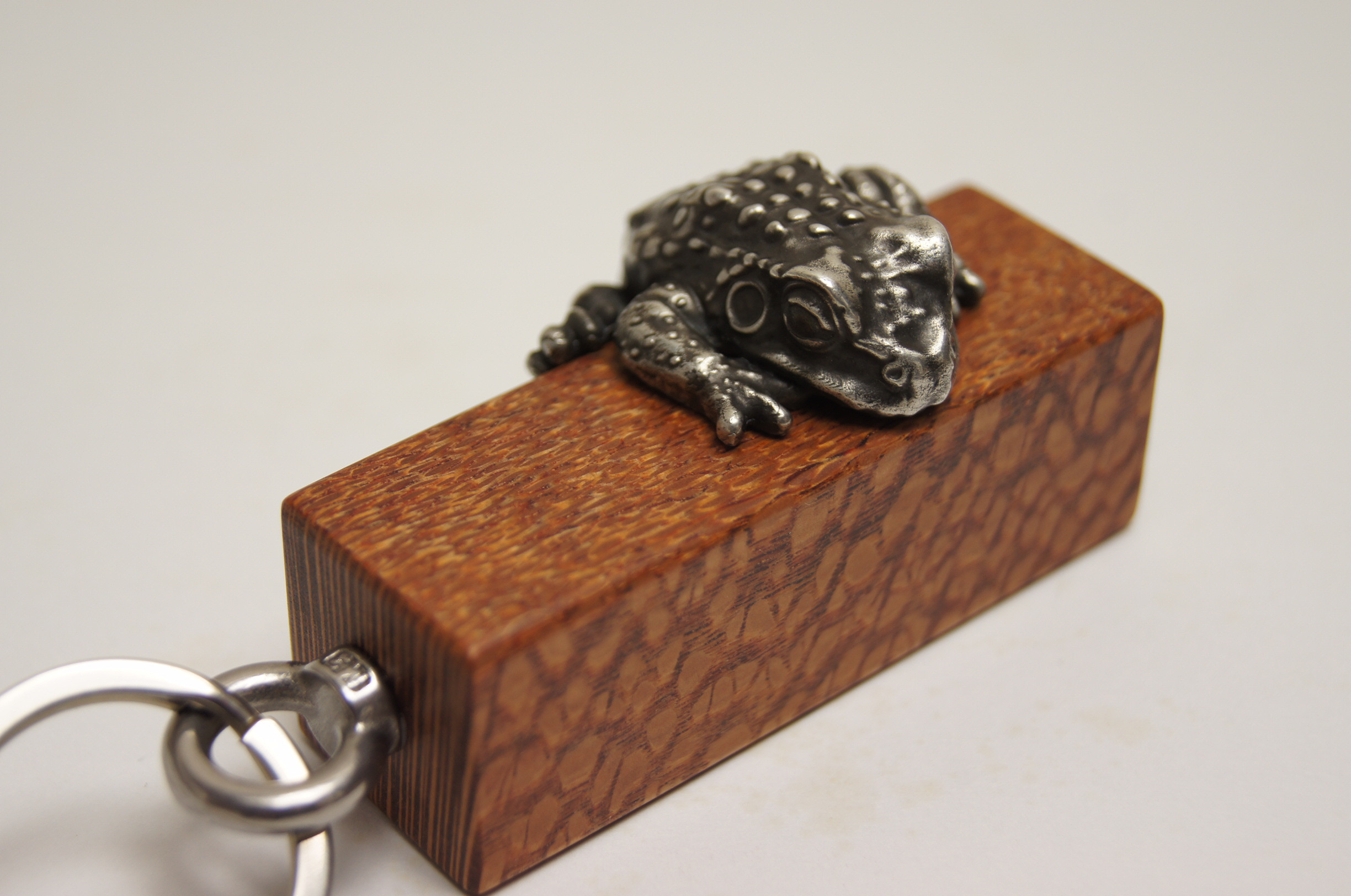 金木工房　カエル　キーホルダー　パロサント（木材）、ピューター（金属）