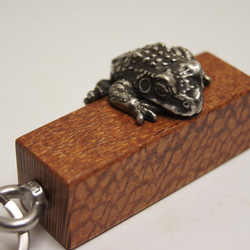 カエル　ビーフウッド（木材）ピューター（金属）キーホルダー、バッグチャーム，置物 1枚目の画像