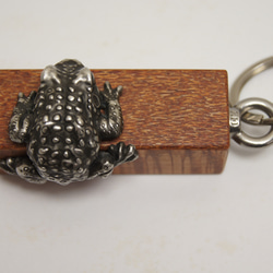 カエル　ビーフウッド（木材）ピューター（金属）キーホルダー、バッグチャーム，置物 7枚目の画像
