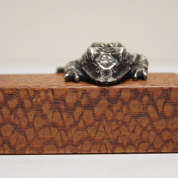 カエル　ビーフウッド（木材）ピューター（金属）キーホルダー、バッグチャーム，置物 3枚目の画像