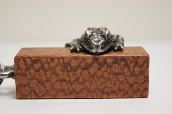 カエル　ビーフウッド（木材）ピューター（金属）キーホルダー、バッグチャーム，置物 3枚目の画像