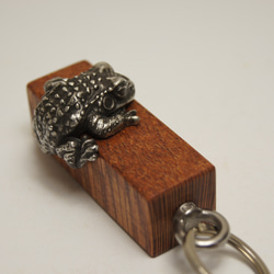 カエル　ビーフウッド（木材）ピューター（金属）キーホルダー、バッグチャーム，置物 8枚目の画像