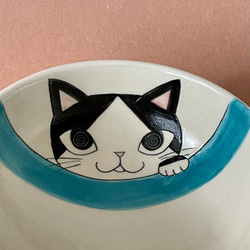 猫絵のご飯茶碗(白黒ハチワレ猫) 2枚目の画像