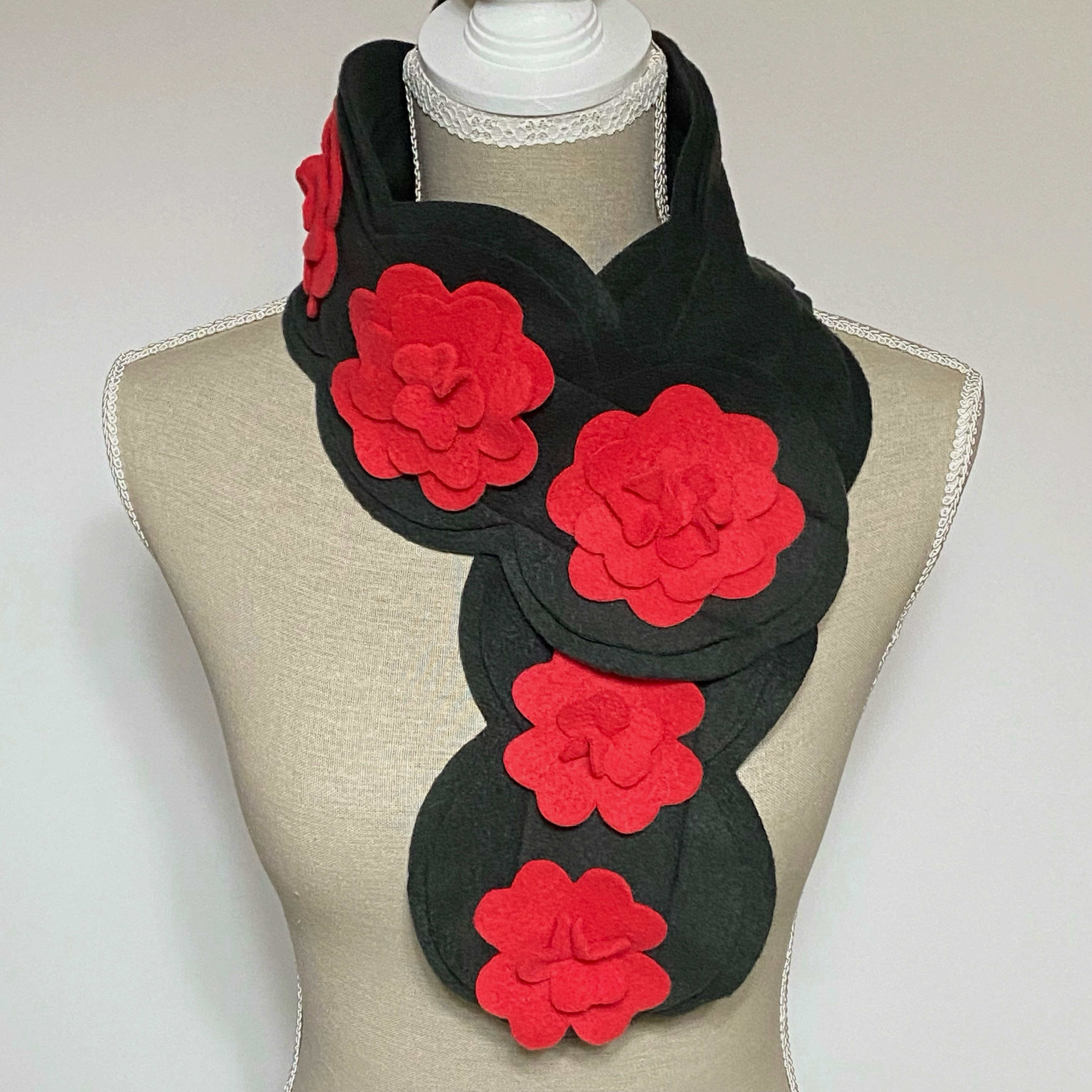 ＊ふわふわフリースの＊あったかデザインマフラー/＊レッドフラワー