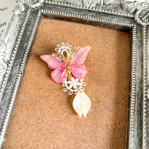 きらきら蝶とお花の宝石ヘアクリップ◇ ピンク×ホワイト花びら ヘア 