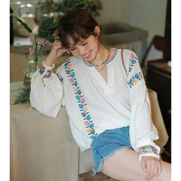 春秋　新しいデザイン刺繍ゆったりとした長袖シャツ　ホワイトVネックトップスモールシャツ　レディース 1枚目の画像