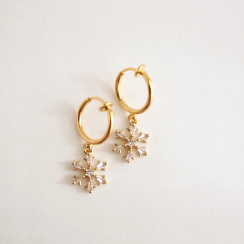 雪の結晶ピアス〈キュービックジルコニア〉ゴールドカラー　アレキサンドライト 雪の結晶ピアス〈キュービックジルコニア〉ゴールドカラー