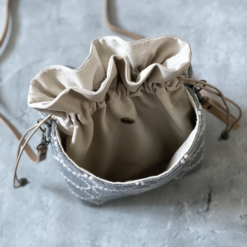 ⚮̈ミナペルホネン tambourine グレー ネリオバッグ あおり巾着バッグ  