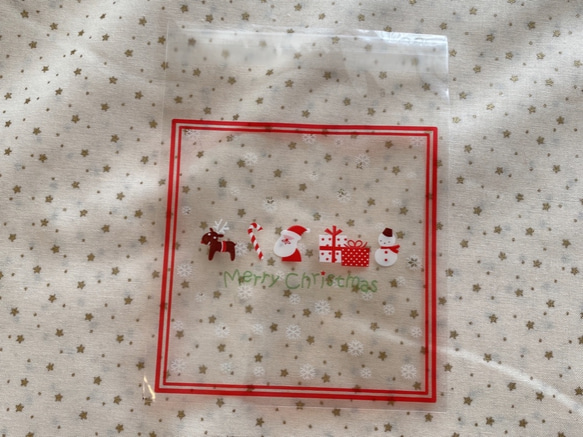クリスマスギフトに！『クリスマスラッピング　OPPバッグ　テープ留め付き！』～雪の結晶とサンタたちⒷ　30枚セット～ 1枚目の画像