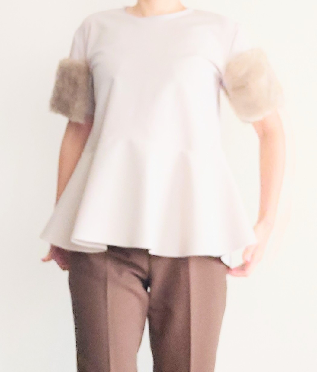 フレアのトップス