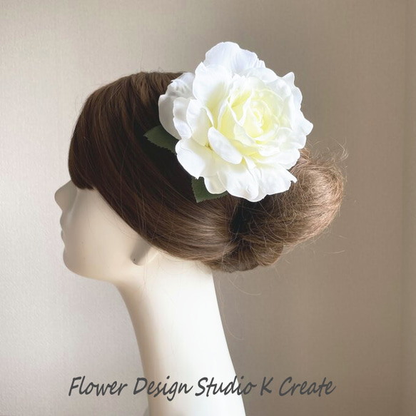大輪の白い薔薇のヘアクリップ　フラメンコ　フローレス　ダンス　髪飾り　ウェディング　バレエ　結婚式　白　エトワール 1枚目の画像
